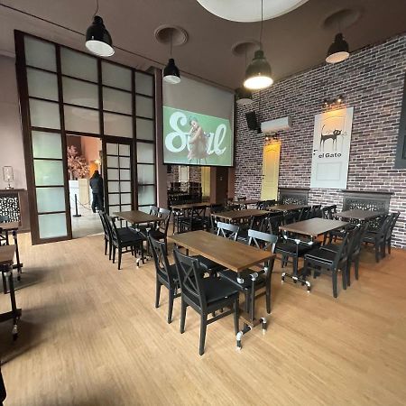 Hotel Continental City Center Jászvásár Kültér fotó
