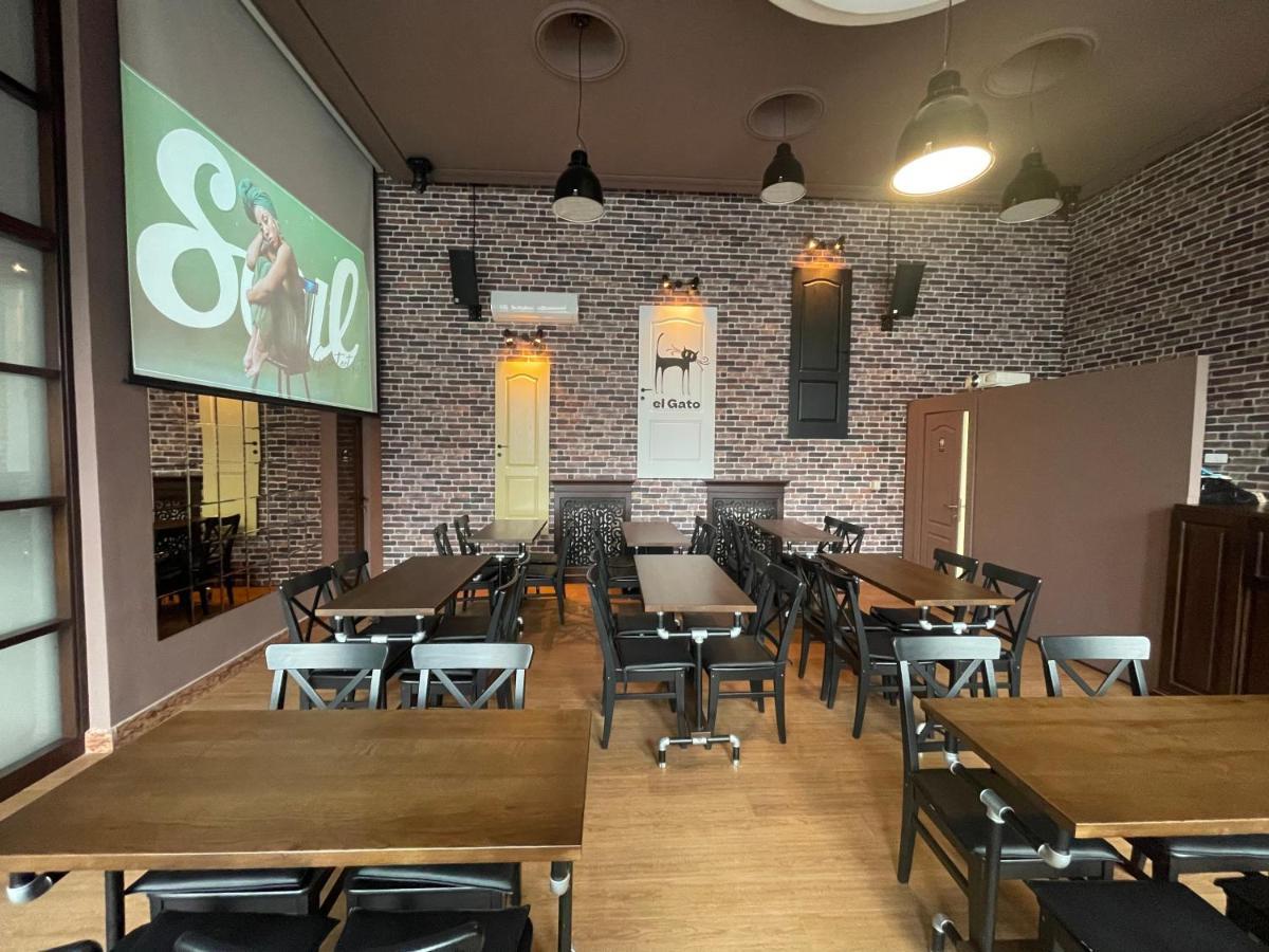 Hotel Continental City Center Jászvásár Kültér fotó