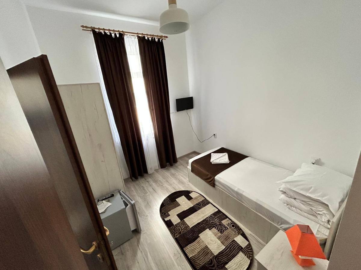 Hotel Continental City Center Jászvásár Kültér fotó