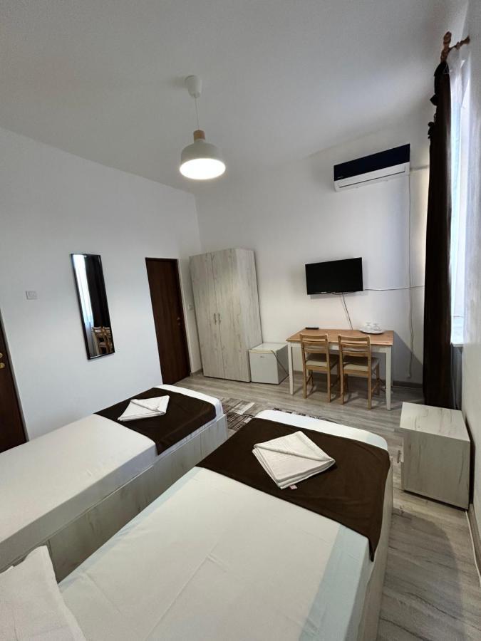 Hotel Continental City Center Jászvásár Kültér fotó