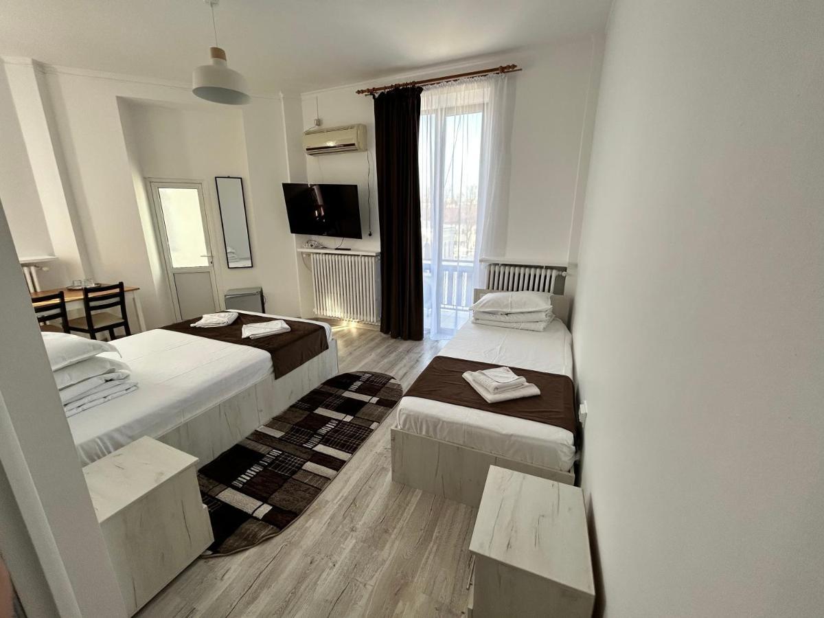 Hotel Continental City Center Jászvásár Kültér fotó