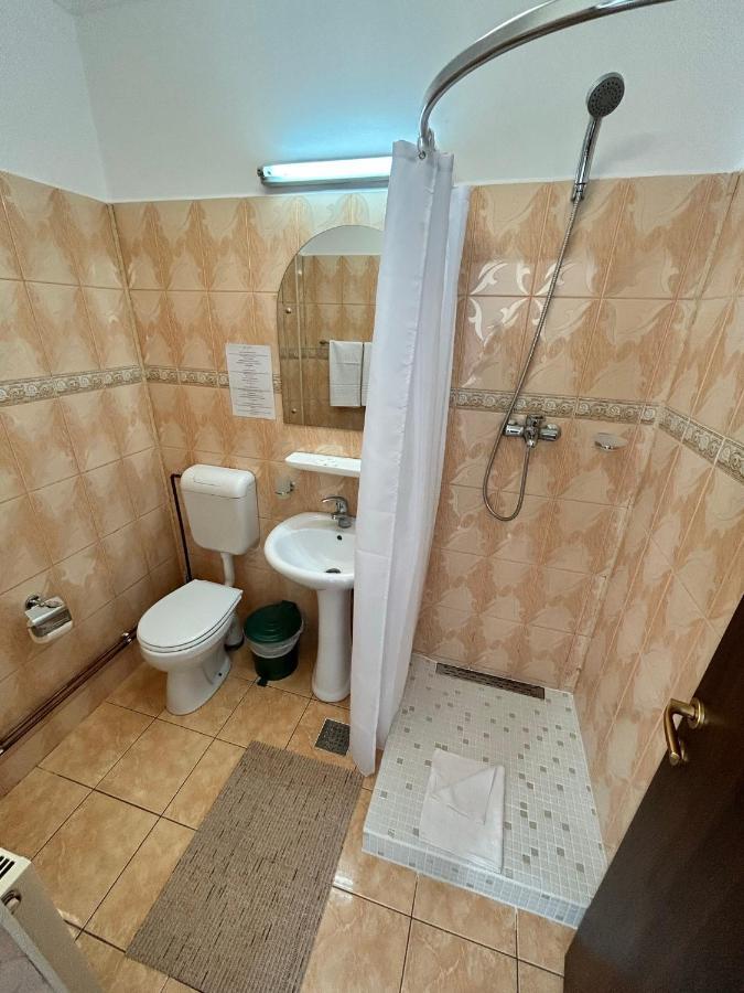 Hotel Continental City Center Jászvásár Kültér fotó