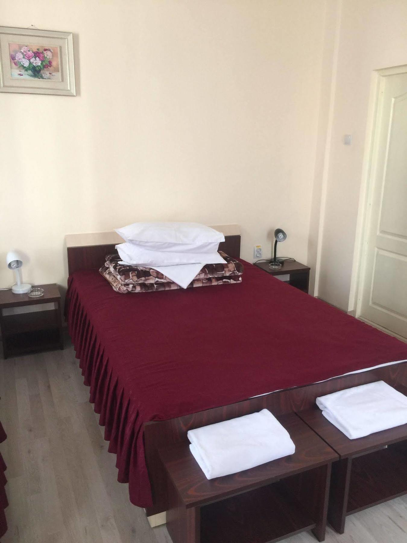 Hotel Continental City Center Jászvásár Kültér fotó