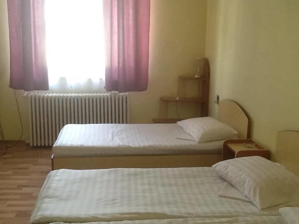 Hotel Continental City Center Jászvásár Kültér fotó